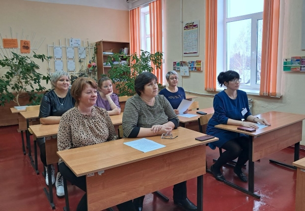 Члены МО учителей гуманитарного цикла и начальных классов за работой.