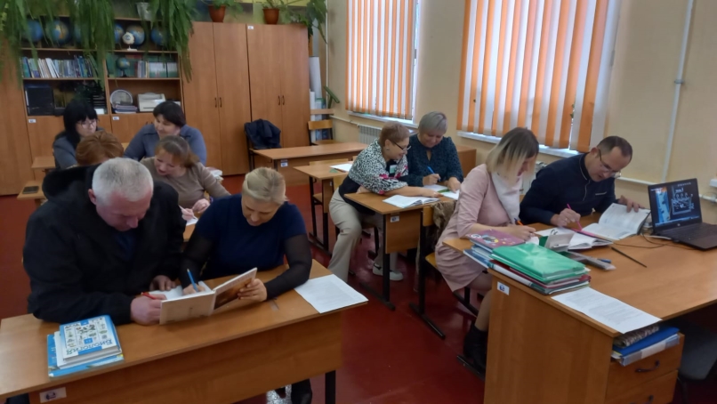 Учителя МО естественно-математического цикла за работой.