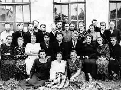 Третий ряд: Золотарев Л.И., Иволга И.М., Медведев А.Е., Скупяко И.Н., Недоливко И.С., Калюпанов В.И., Кирьянов М.И., Чернышов Н.А., Козлова М.Ф., Лузик Е.И., Потапенко-Скупяко Н.Е., Лузик И.Ф., Степуро-Ерошенко М.П., Чернов А.Л..