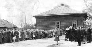 1 сентября 1954 г. Эта дата совпала с первым выпуском Новобобовичской средней школы. В первом выпуске насчитывалось 55 учащихся, были годы, когда школа выпускала три параллели, и число выпускников доходило до ста..